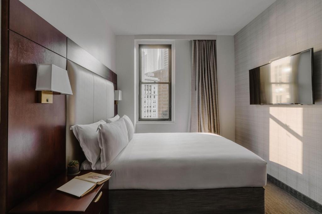 Postel nebo postele na pokoji v ubytování Club Quarters Hotel Wacker at Michigan, Chicago