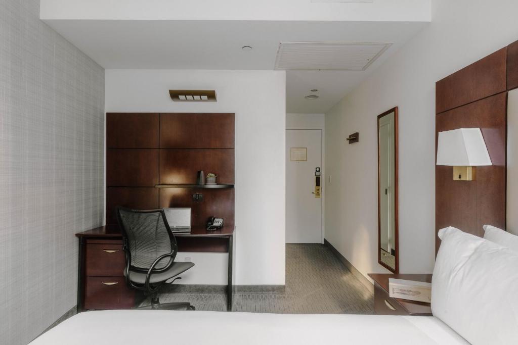 Postel nebo postele na pokoji v ubytování Club Quarters Hotel Wacker at Michigan, Chicago