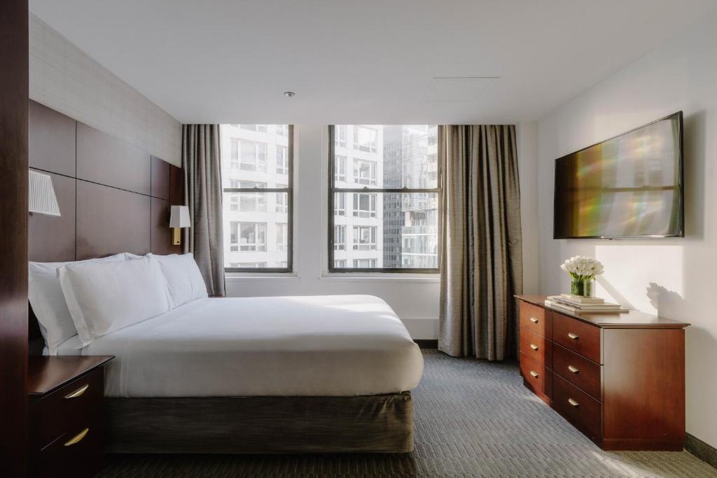 Postel nebo postele na pokoji v ubytování Club Quarters Hotel Wacker at Michigan, Chicago