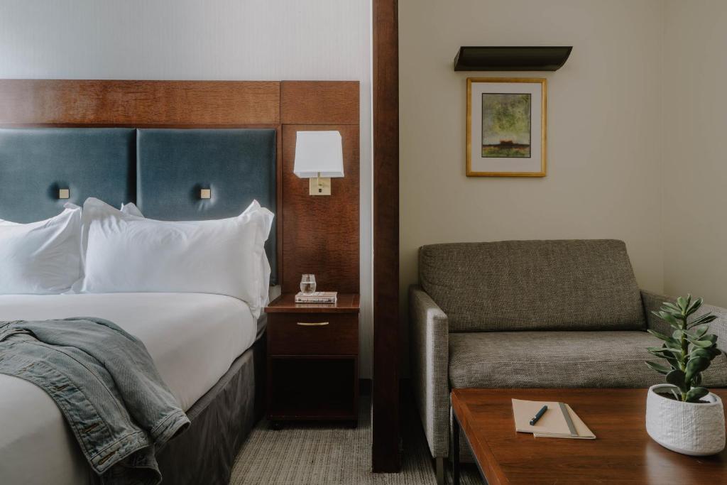 Postel nebo postele na pokoji v ubytování Club Quarters Hotel Downtown, Houston