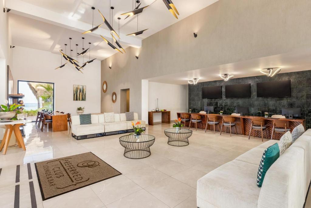 Restaurantes a la carta y terrazas frente al mar