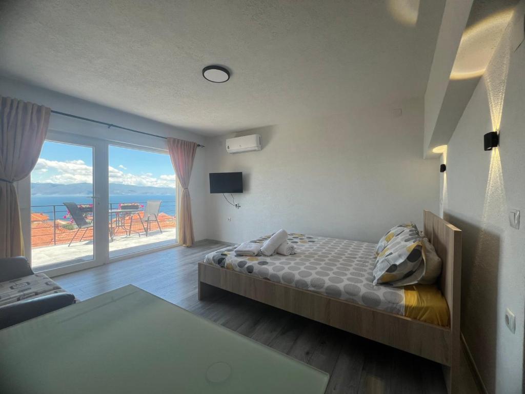 Postel nebo postele na pokoji v ubytování Apartments Sunset Jovanoski