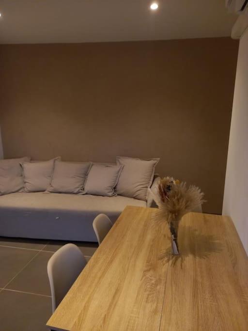 - un salon avec une table en bois et un canapé dans l'établissement Superbe appartement Fabrégas, à La Seyne-sur-Mer