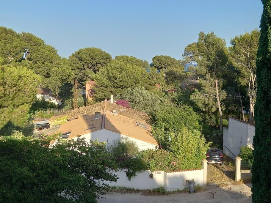 una casa con techo en una colina con árboles en Superbe appartement Fabrégas, en La Seyne-sur-Mer
