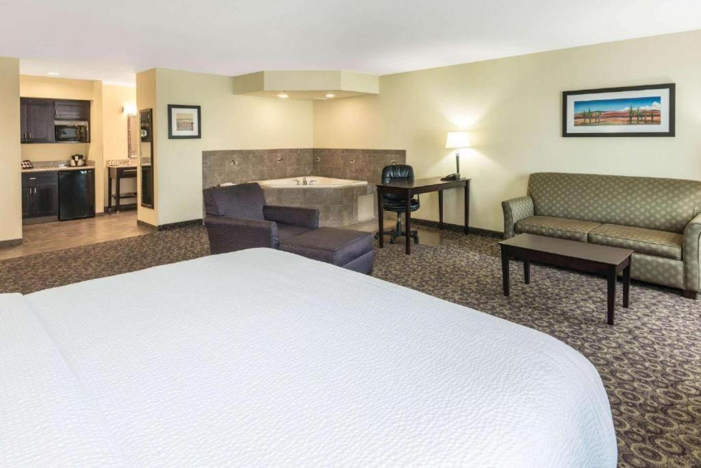 La Quinta by Wyndham Las Vegas Airport South - King Room Met Bankbed En Bubbelbad - Mobiliteit Toegankelijk/niet Roken