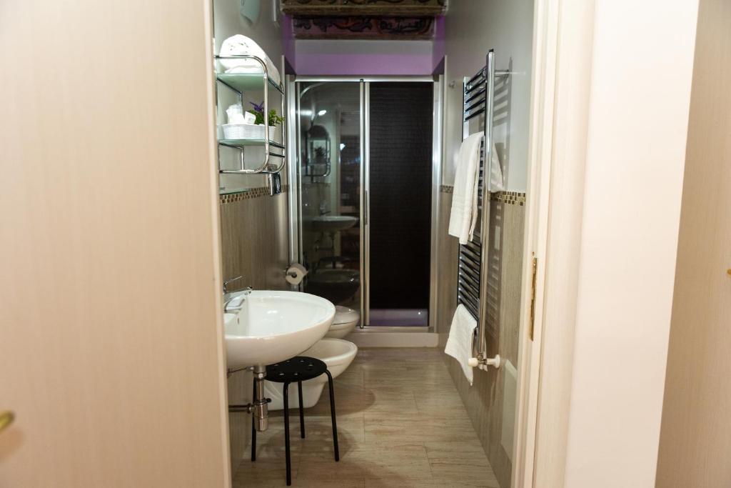 un bagno con lavandino e WC di Ai Mercati di Palermo a Palermo