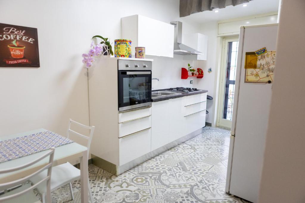 una cucina con un frigorifero bianco e un tavolo di Ai Mercati di Palermo a Palermo