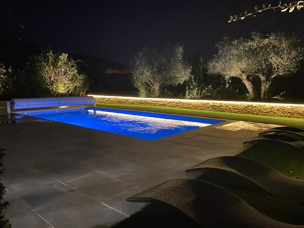 une piscine dans une cour la nuit dans l'établissement Villa Golfe de Saint-Tropez, à La Môle