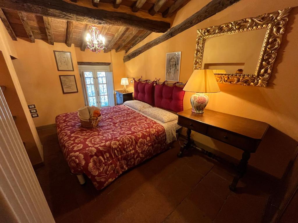 Postel nebo postele na pokoji v ubytování Storico Loft nel Cuore di Lucca