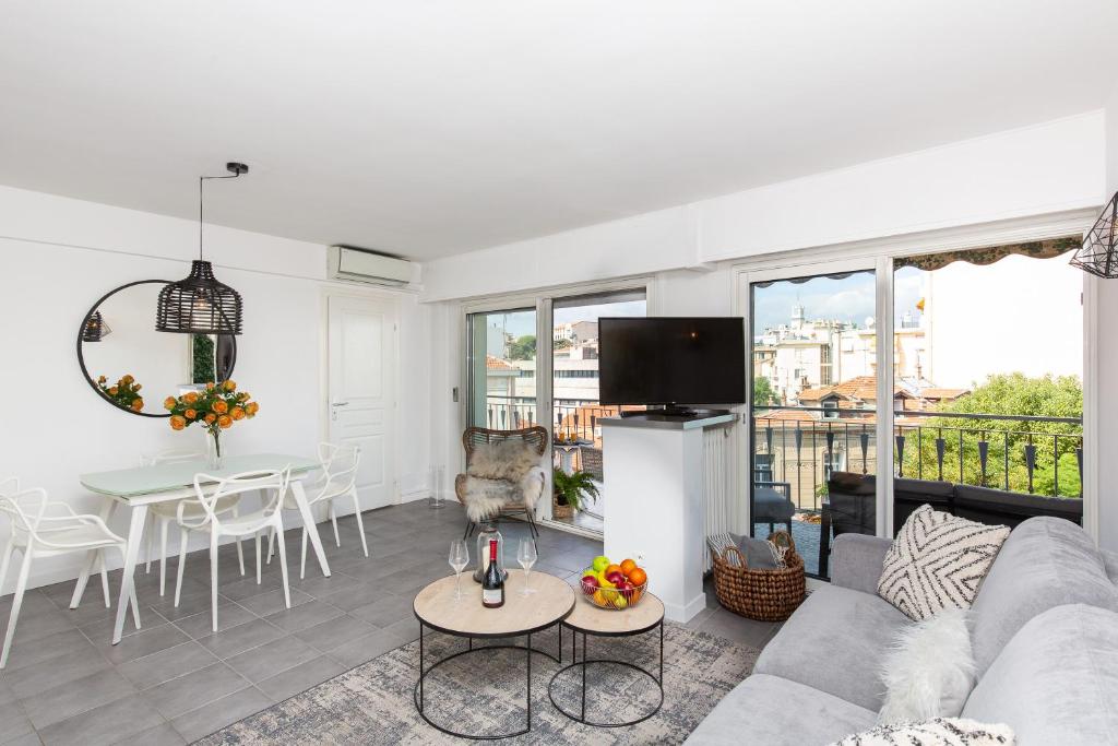 un salon avec un canapé et une table dans l'établissement Hekla, à Cannes