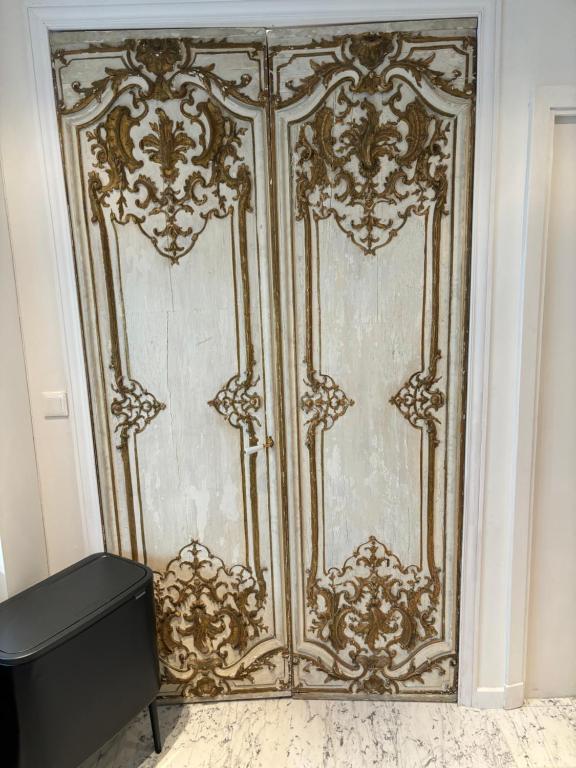 une porte en métal ornementé dans une pièce dans l'établissement Paris Ponthieu, à Paris