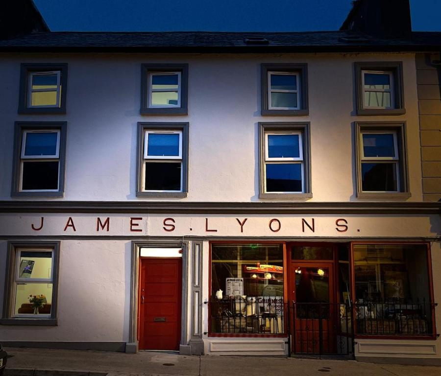 Fotografie z fotogalerie ubytování 'James Lyons' The old main St v destinaci Ballyhaunis