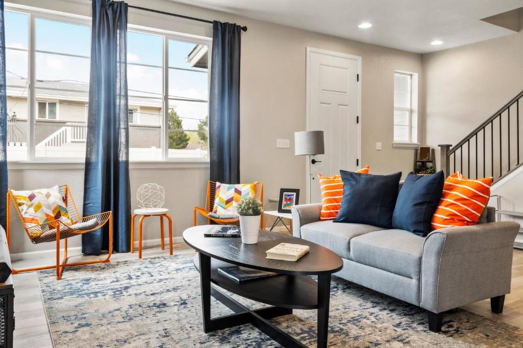 un salon avec un canapé et une table dans l'établissement Sunny & Quaint Hidden Gem w Office - Dog Friendly, à Westminster