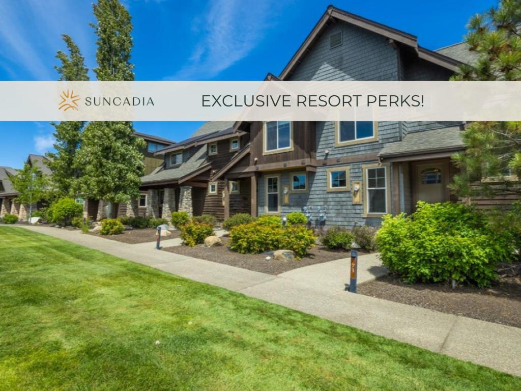 une maison avec un panneau indiquant les avantages exclusifs du complexe dans l'établissement Suncadia 2 Bdrm Pet Friendly Townhome, Short Walk to Swim and Fitness Center, à Cle Elum