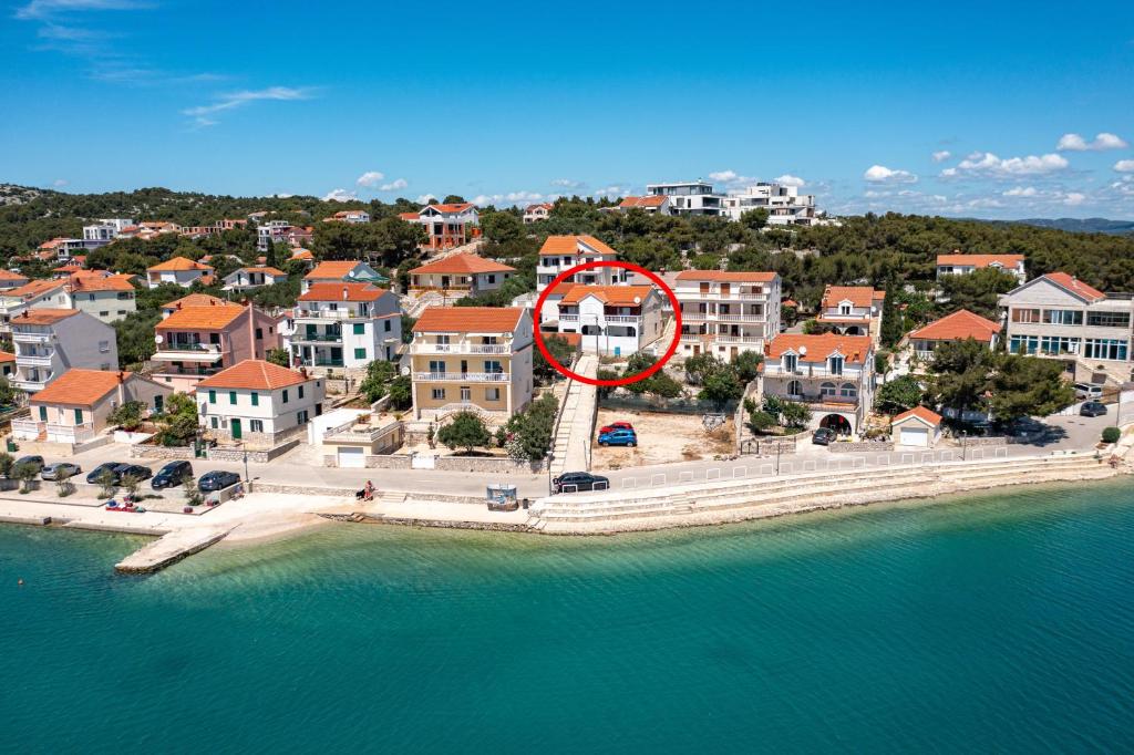 Apartments by the sea Jezera, Murter - 23192