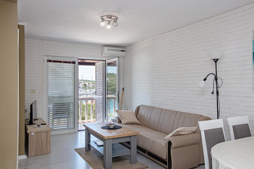 Apartments by the sea Jezera, Murter - 23192 - 一居室公寓，带露台和海景