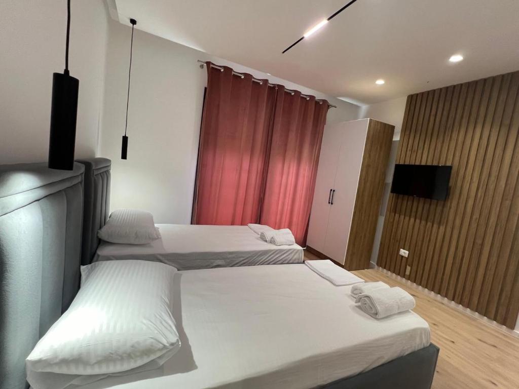 Postel nebo postele na pokoji v ubytování Vlora Sunset Rooms