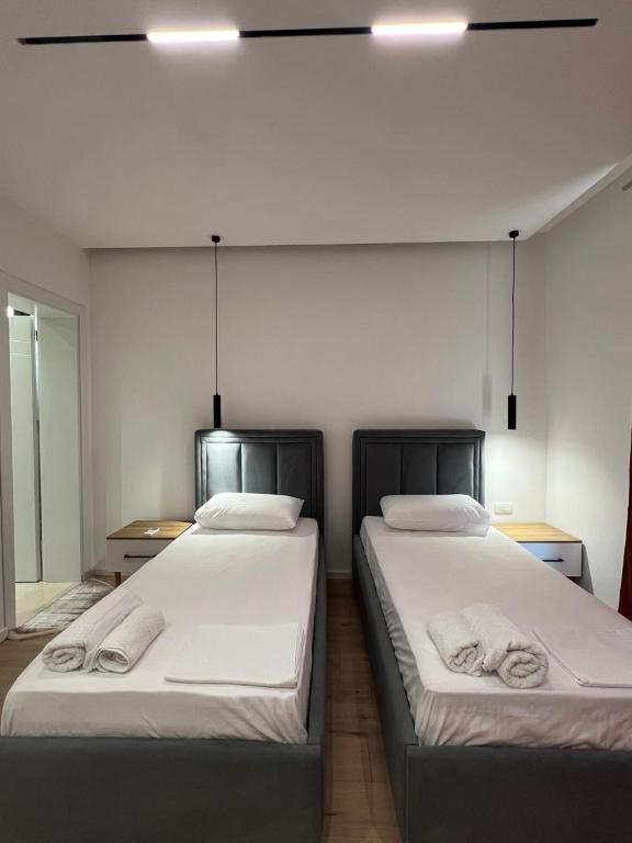 Postel nebo postele na pokoji v ubytování Vlora Sunset Rooms