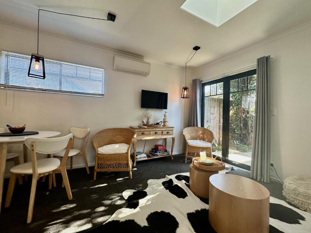 TV a/nebo společenská místnost v ubytování Seaside Chalet Papamoa