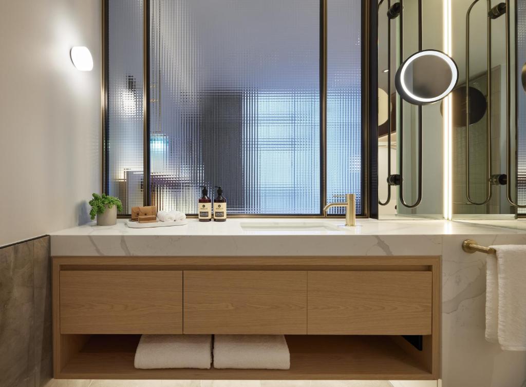 Lanson Place Parliament Gardens - Resim 10