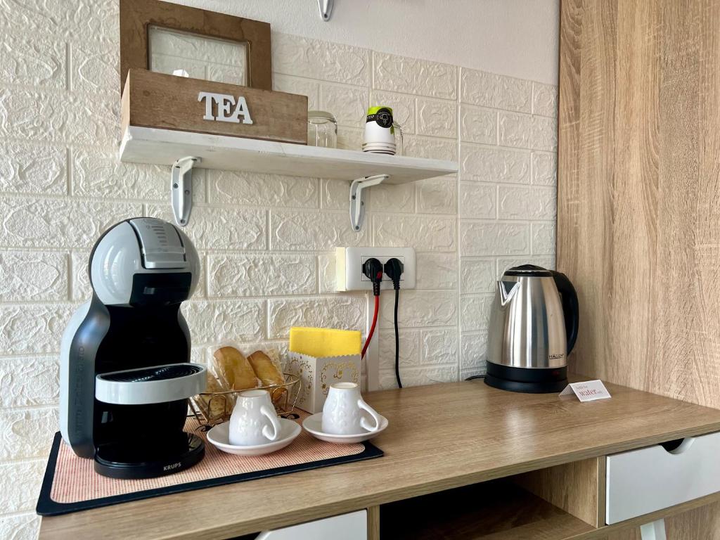 Příslušenství pro přípravu čaje a kávy v ubytování Verona Rooms