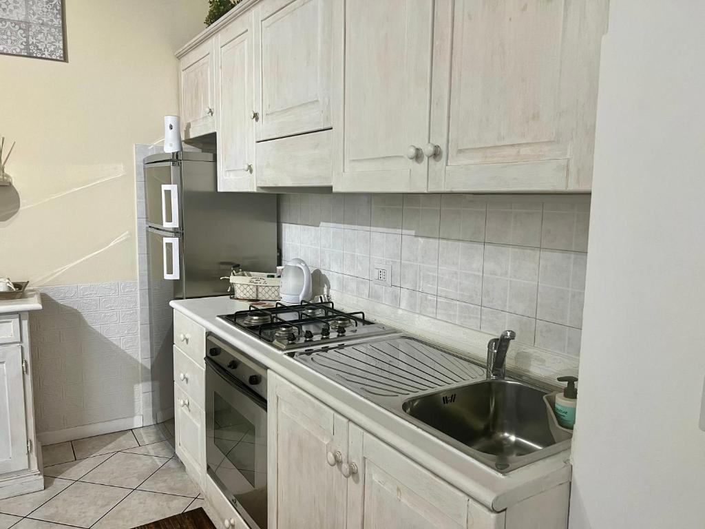 Kuchyň nebo kuchyňský kout v ubytování Verona Rooms