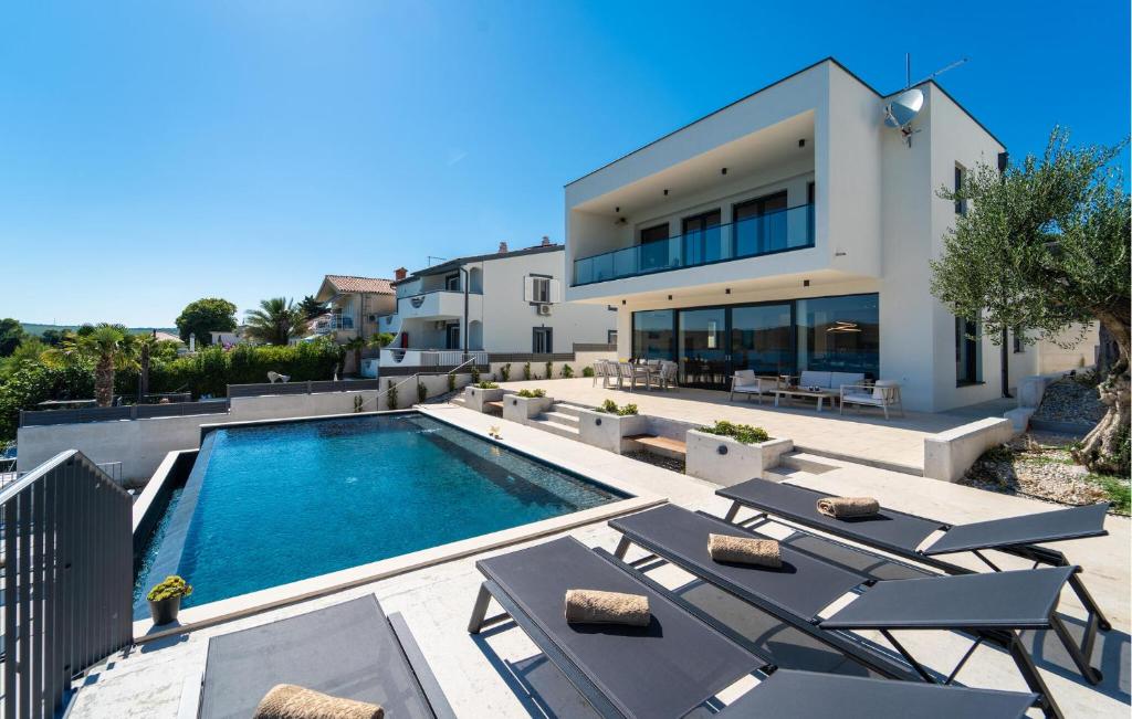 Bazén v ubytování Gorgeous Home In Posedarje With Sauna nebo v jeho okolí