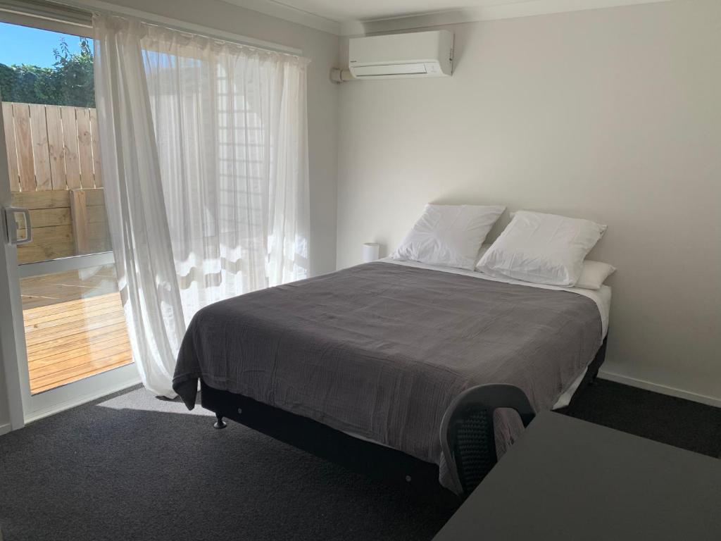 Near the City and Gardens - Resim 1