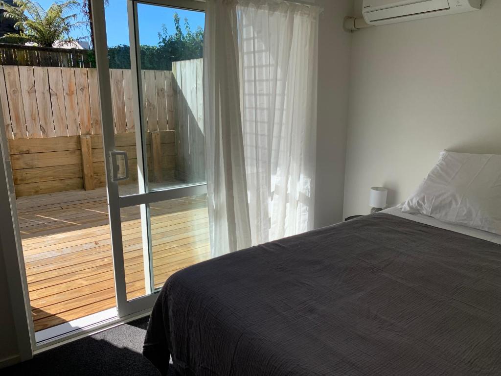 Near the City and Gardens - Resim 4