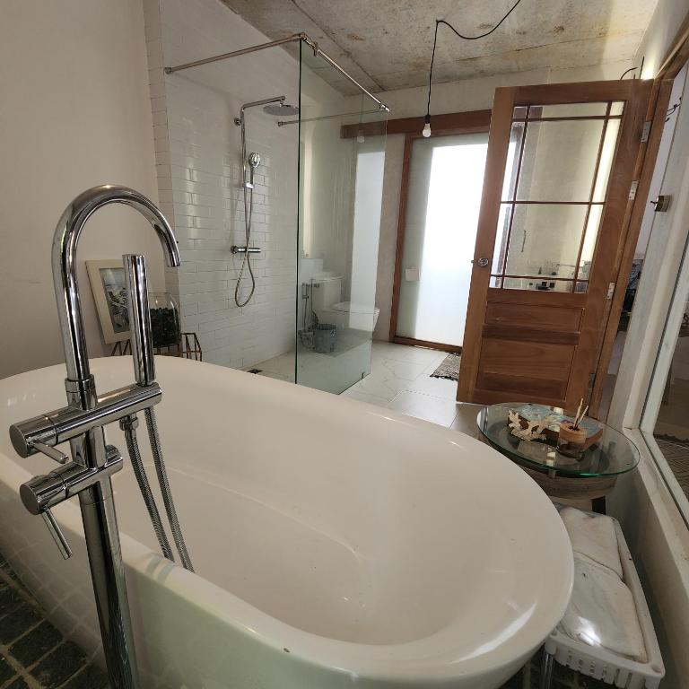 The Hip House Villa Phuket - Luxe Tweepersoonskamer Met Bad