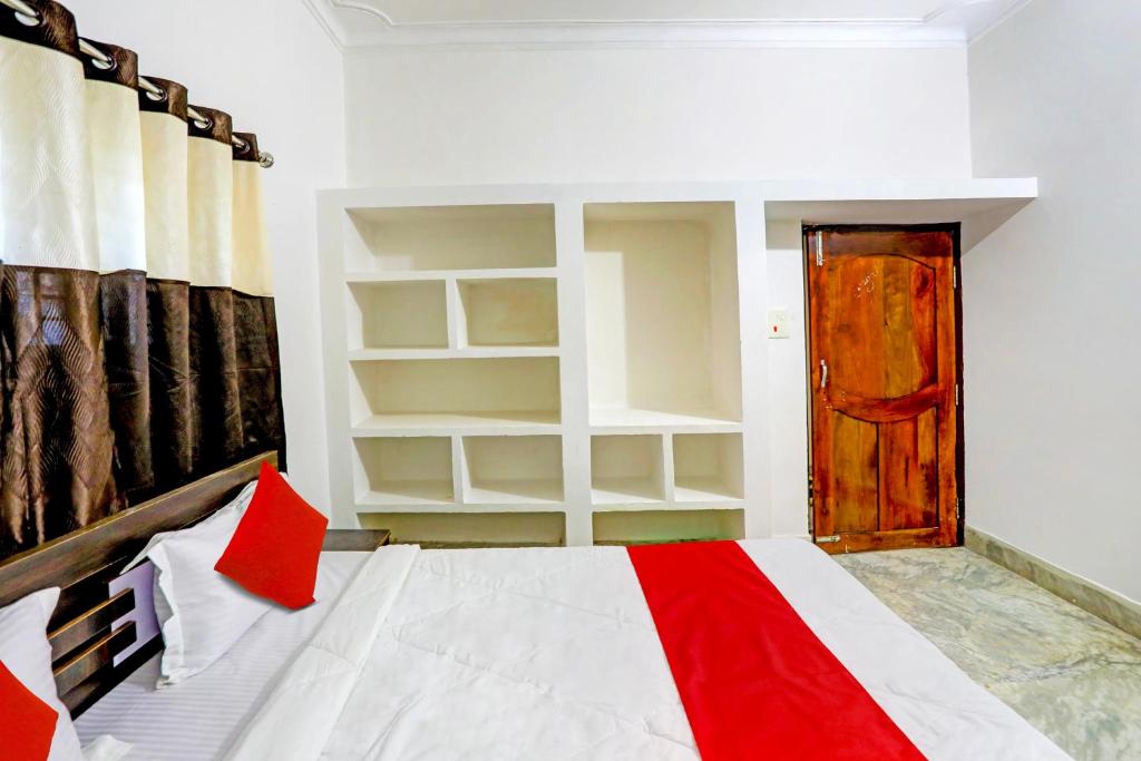 Postel nebo postele na pokoji v ubytování Hotel O Dibya Guest House