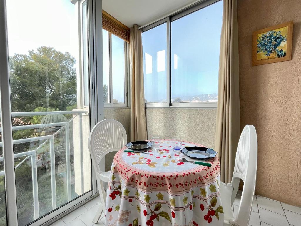 une table et des chaises dans une pièce avec une fenêtre dans l'établissement Studio à Sète proche plage, animaux admis, parking - FR-1-338-95, à Sète