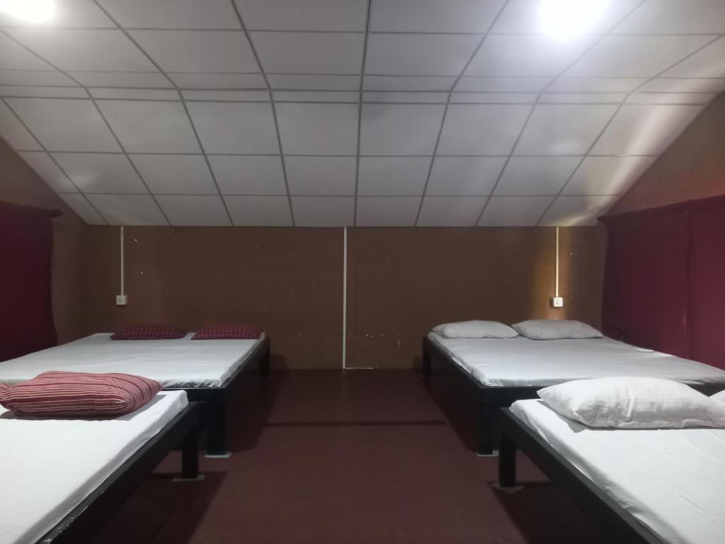 Postel nebo postele na pokoji v ubytování bamboo eco cabana