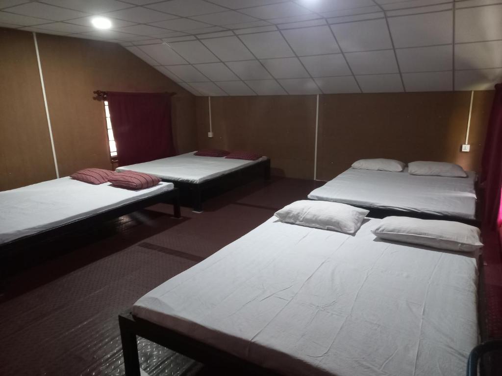 Postel nebo postele na pokoji v ubytování bamboo eco cabana