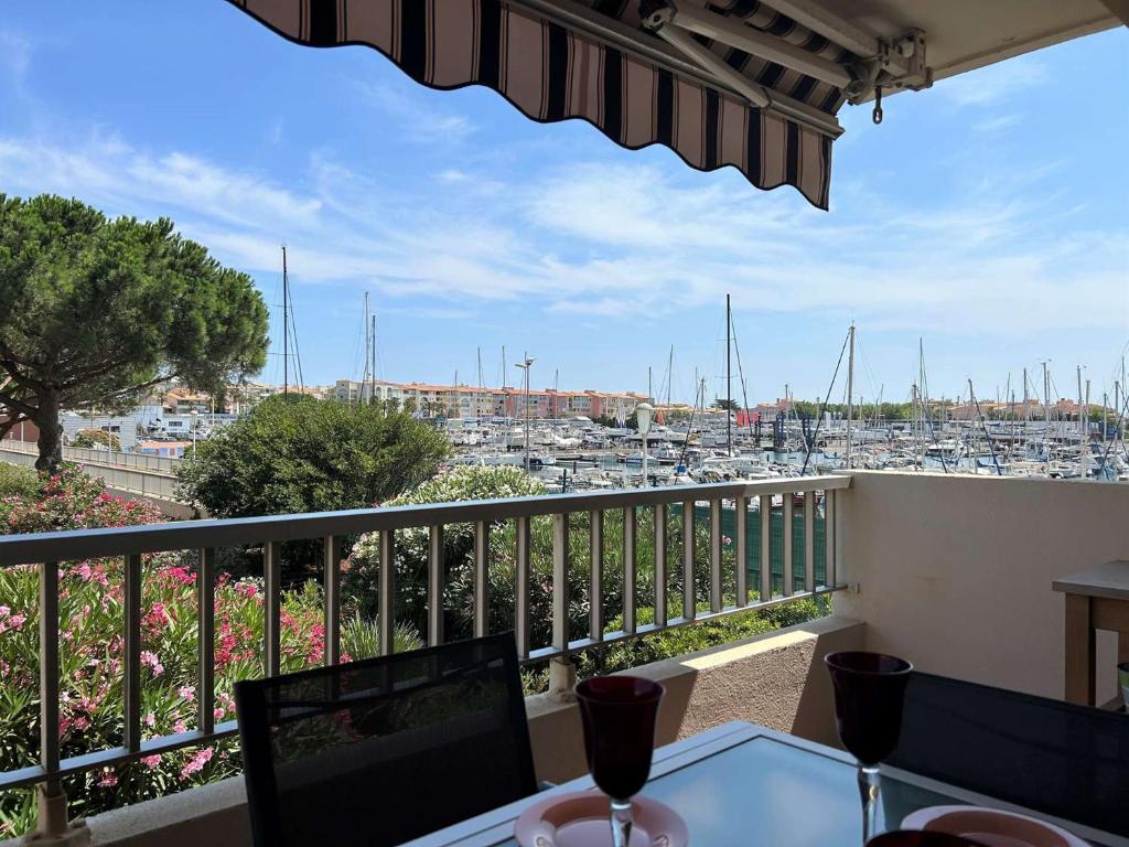 d'un balcon avec une table et une vue sur le port. dans l'établissement Appartement 2 pièces avec terrasse, piscine et parking - Cap d'Agde - FR-1-249-417, au Cap d'Agde