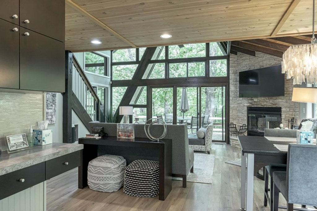cocina y sala de estar con comedor en Woodland Getaway Chalet, en Innsbrook