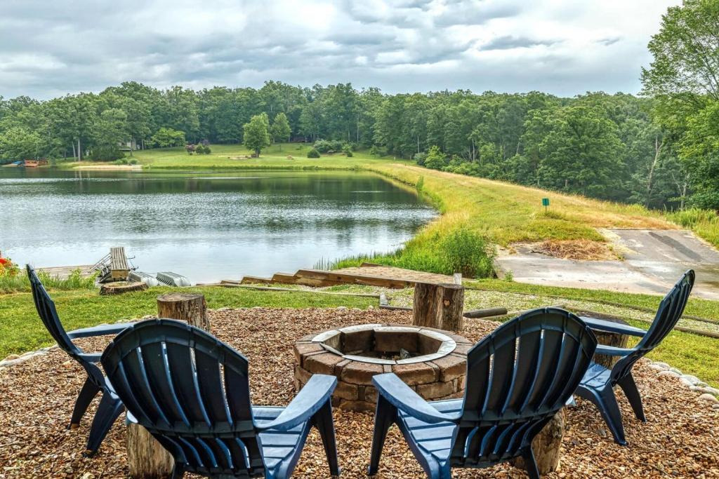 due sedie e un tavolo di fronte a un lago di Edgewater Escape With Hot Tub a Innsbrook