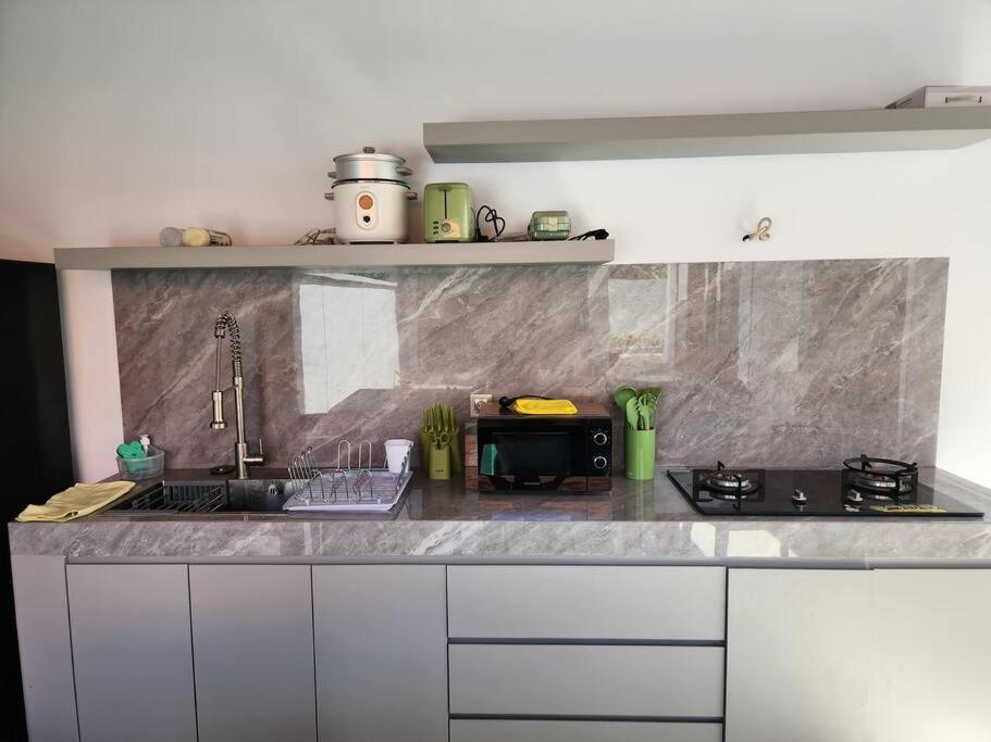 Η κουζίνα ή μικρή κουζίνα στο de' Asasta Villa Cemagi C2