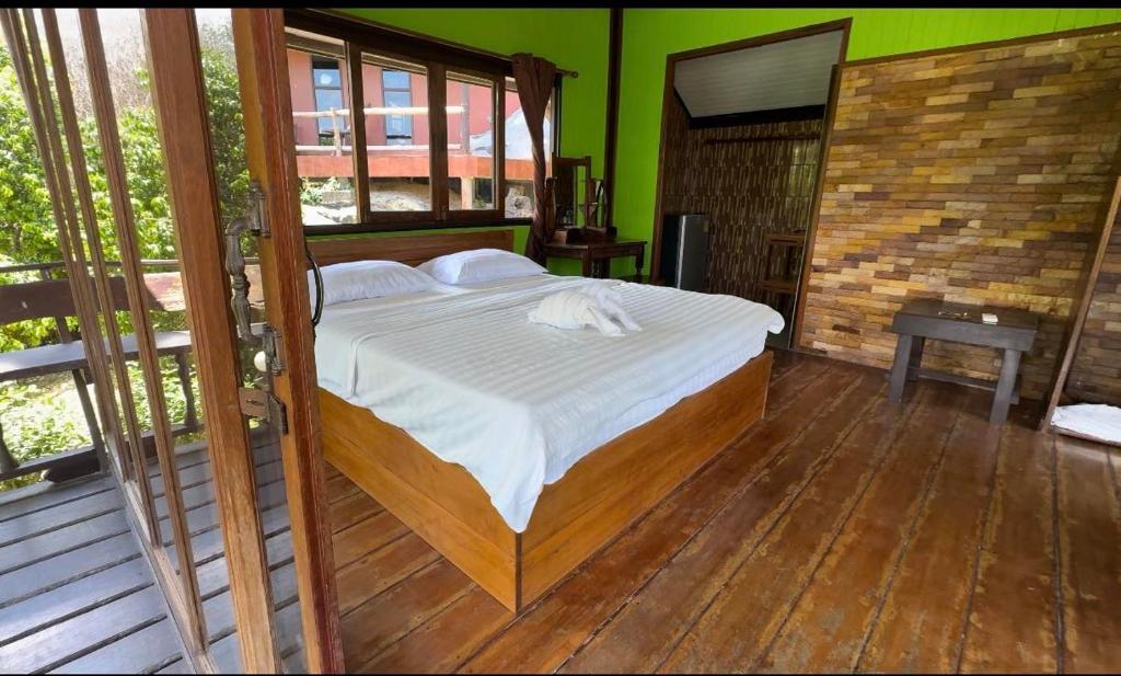 Postel nebo postele na pokoji v ubytování Kinnaree Resort Koh Kood