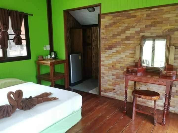 Postel nebo postele na pokoji v ubytování Kinnaree Resort Koh Kood