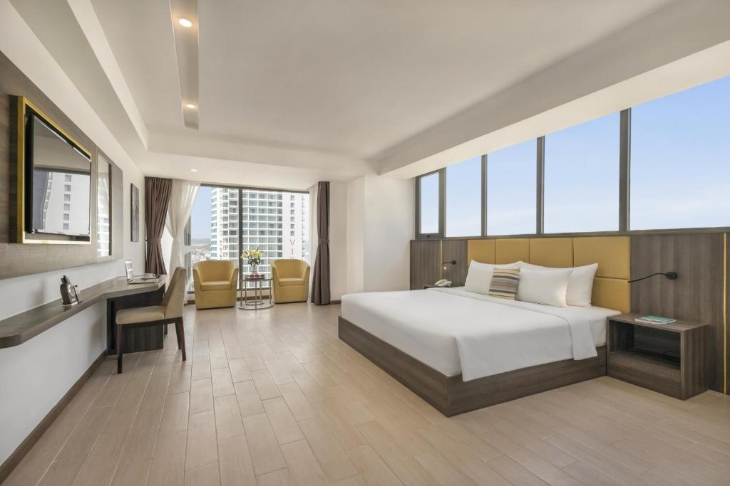 Executive City View with Balcony and Bathtub