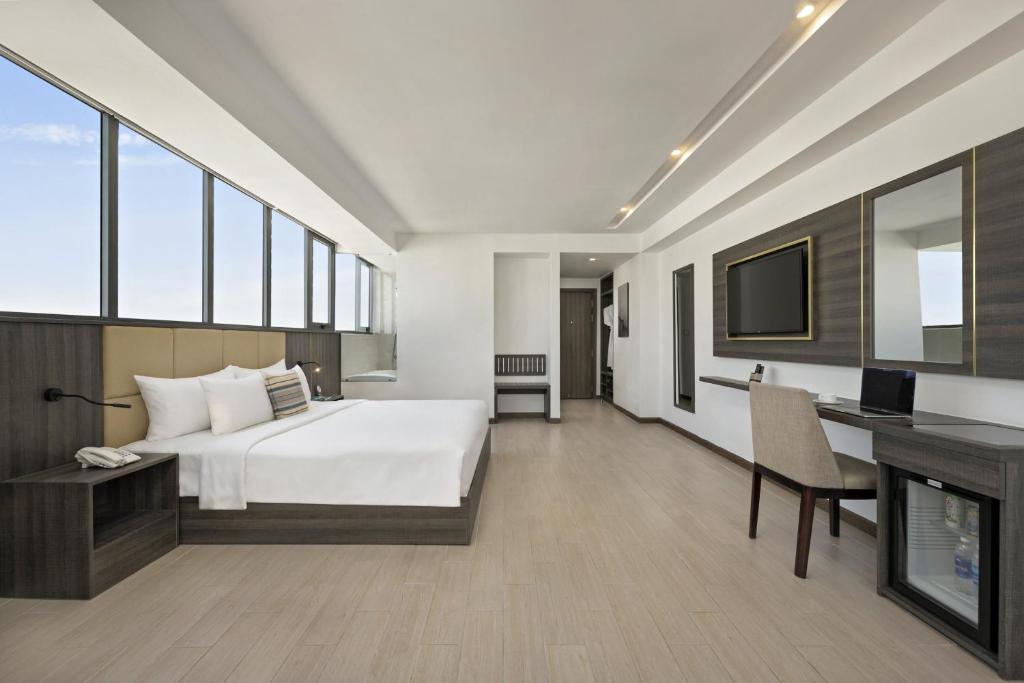 Executive City View with Balcony and Bathtub