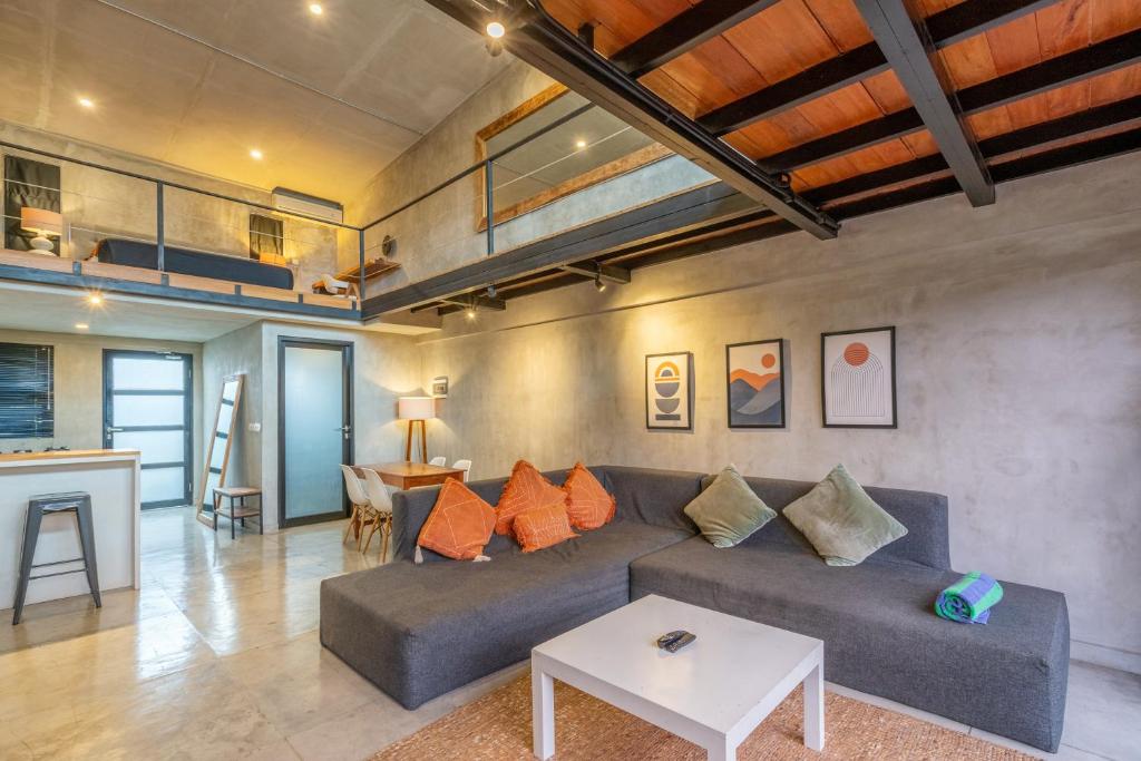Area tempat duduk di Berawa Loft by Betterplace