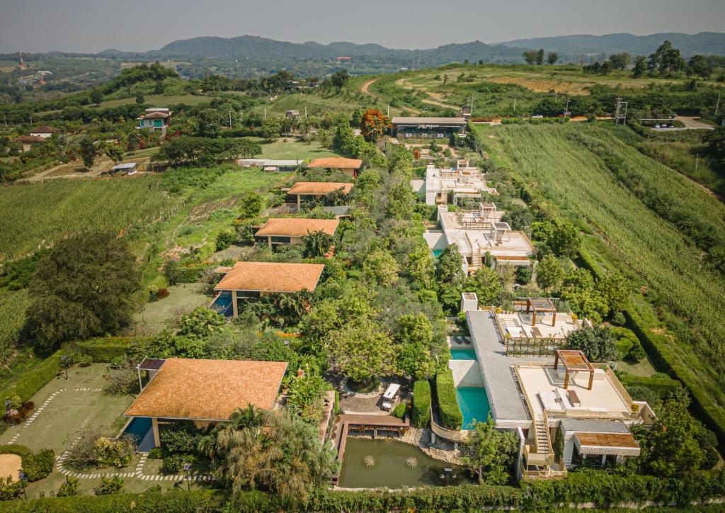 Pemandangan gunung umum atau pemandangan gunung yang diambil dari resort