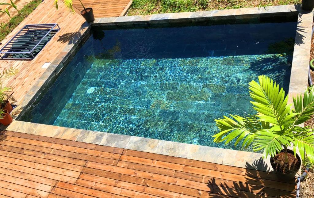 Bazén v ubytování F2 Ixora - spa - piscine - vue mer - 9 min de la plage - Ti Zwézo Paradi nebo v jeho okolí