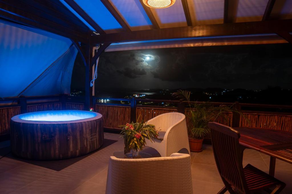 Balkón nebo terasa v ubytování F2 Ixora - spa - piscine - vue mer - 9 min de la plage - Ti Zwézo Paradi