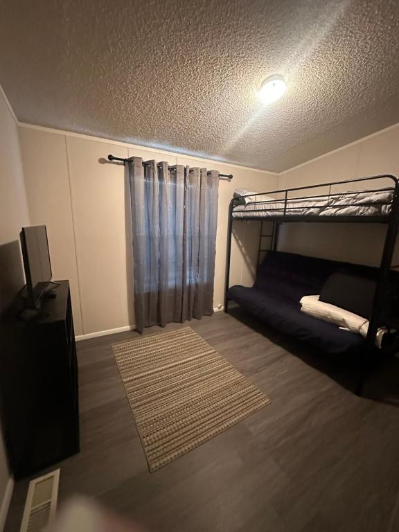 een slaapkamer met een stapelbed en een tapijt bij Cute and cozy river house! in Bullhead City