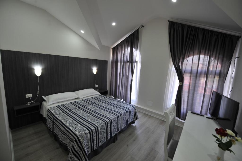 Postel nebo postele na pokoji v ubytování Rose Garden Hotel