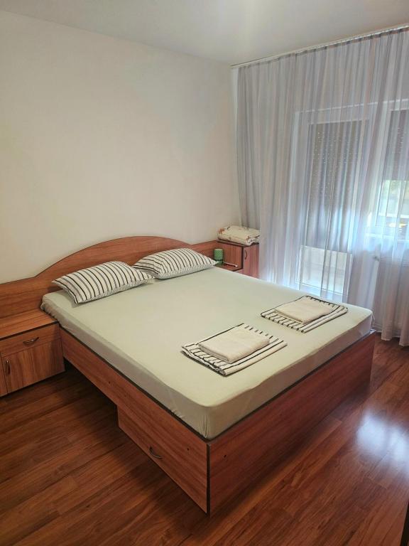 Postel nebo postele na pokoji v ubytování Apartament David Deva - 2 dormitoare & 1 living