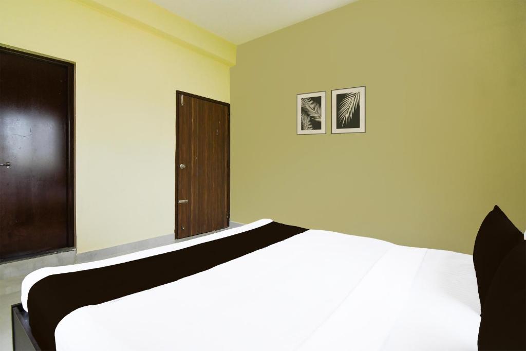 Postel nebo postele na pokoji v ubytování Super Hotel O MNJ Mansion